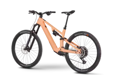Ein Rose File Plus 70 E-Mountainbike in der Farbe Orange, mit Fokus auf integrierte Komponenten und Trail-Ausstattung.