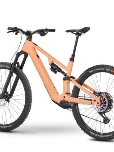 Ein Rose File Plus 70 E-Mountainbike in der Farbe Orange, mit Fokus auf integrierte Komponenten und Trail-Ausstattung.