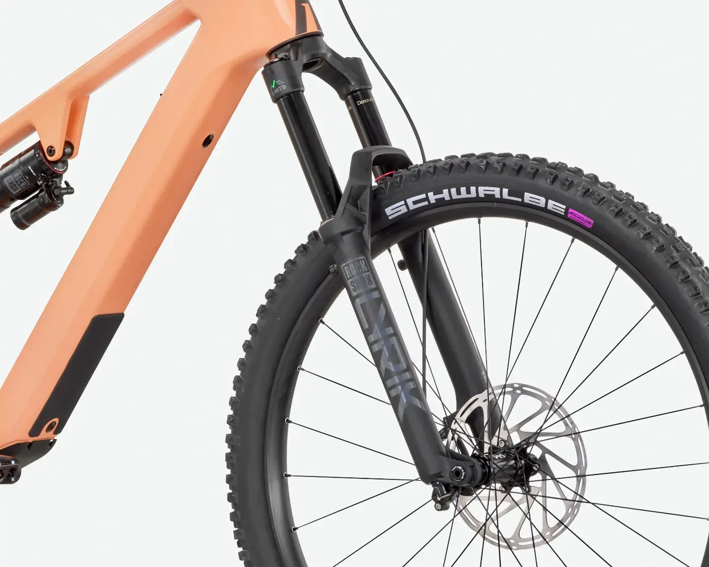 Detailaufnahme des Rose File Plus 70 E-MTB mit Fokus auf das Vorderrad, die RockShox Federgabel und den Rahmen.