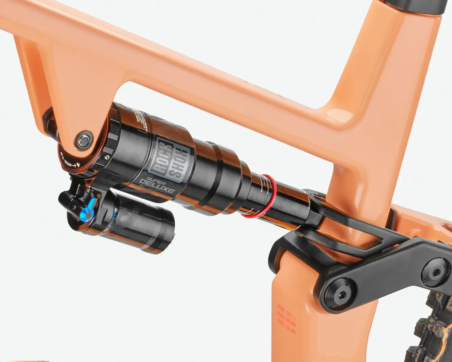 Nahaufnahme des RockShox Super Deluxe Select Dämpfers, der am orangefarbenen Rahmen eines Rose File Plus 70 E-MTBs montiert ist.