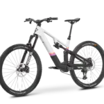 Seitenansicht eines weißen ROSE File Plus X0 E-Mountainbikes mit schwarzen Komponenten und bunten Akzenten am Hinterbau.