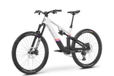 Seitenansicht eines weißen ROSE File Plus X0 E-Mountainbikes mit schwarzen Komponenten und bunten Akzenten am Hinterbau.