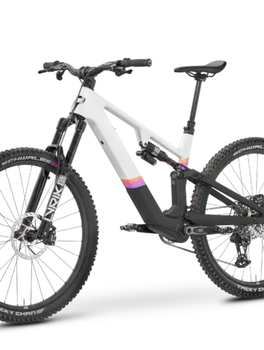 Seitenansicht eines weißen ROSE File Plus X0 E-Mountainbikes mit schwarzen Komponenten und bunten Akzenten am Hinterbau.