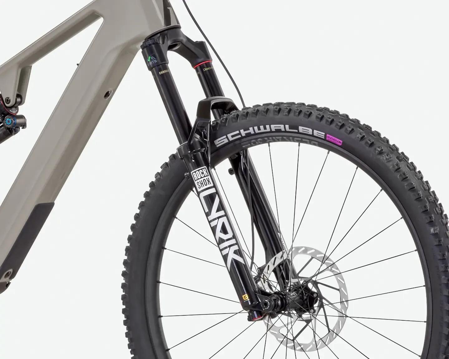 Detailaufnahme des Vorderrads und der RockShox Lyrik Gabel eines ROSE File Plus X0 E-Mountainbikes.