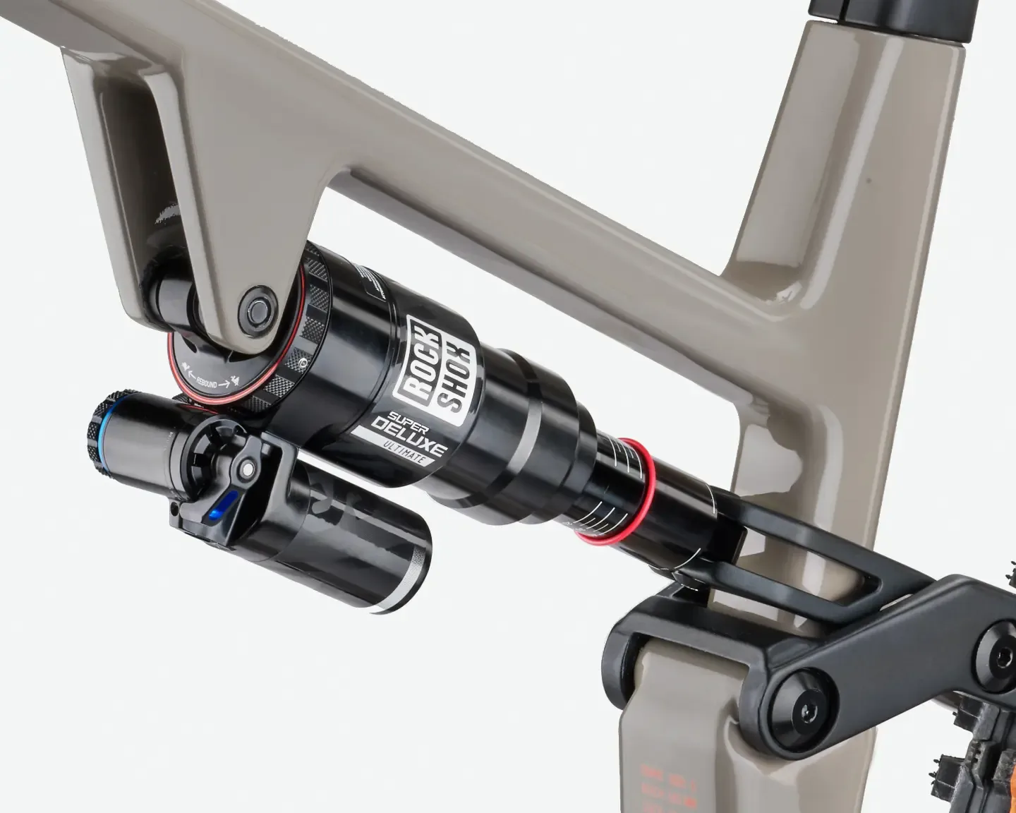 Nahaufnahme des Hinterbaus eines ROSE File Plus X0 Mountainbikes, Fokus auf den RockShox Super Deluxe Ultimate Dämpfer.