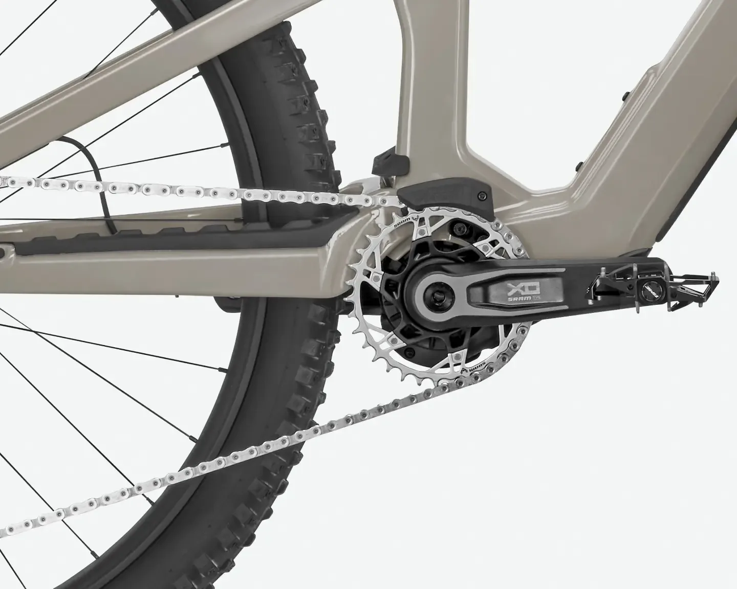 Detailaufnahme des Antriebsstrangs eines ROSE File Plus X0 E-Mountainbikes mit Fokus auf die Kette, Kassette und den SRAM X0 Eagle AXS Antrieb, die auf dem Rahmen montiert sind.