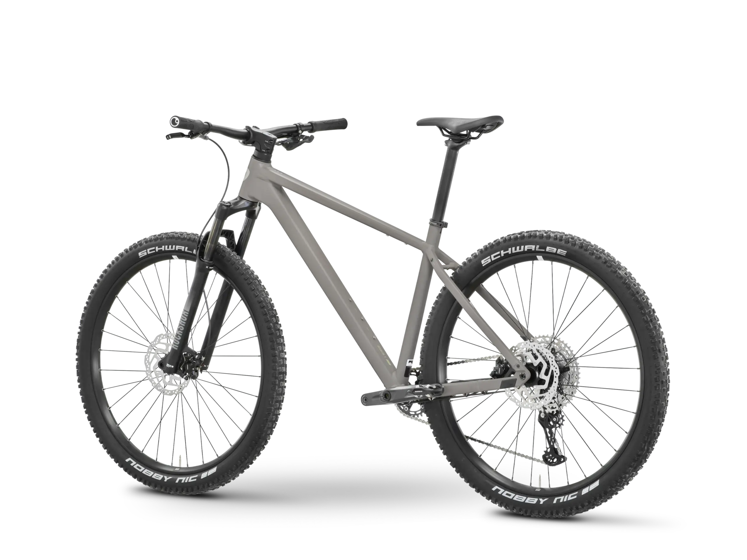 Graues Rose PDQ AL 1 Hardtail Mountainbike mit 27,5-Zoll-Laufrädern und Schwalbe Nobby Nic Reifen, frontalansicht.
