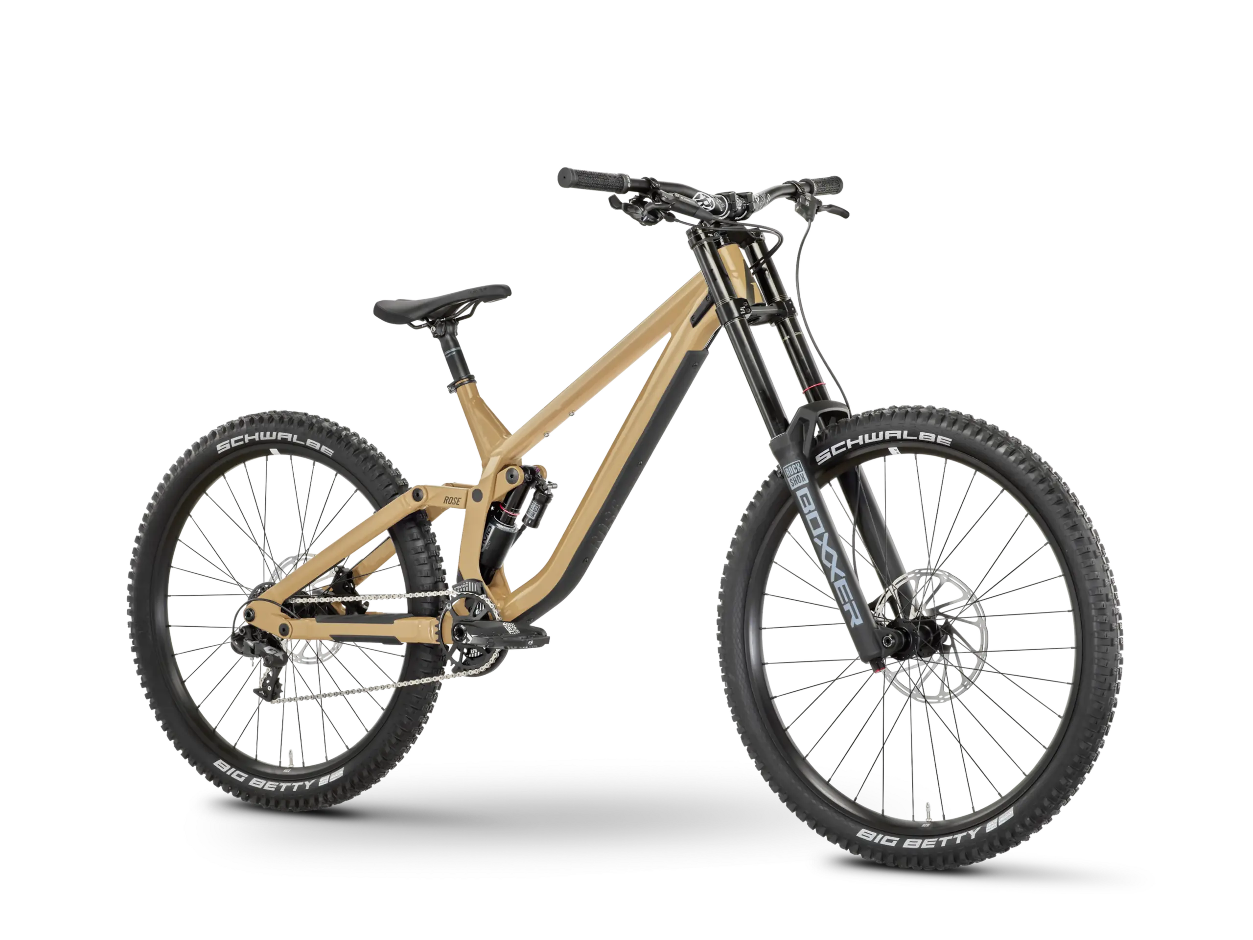 Vorderansicht eines Rose Scrub DC 1 Downhill Mountainbikes in Sandfarbe mit schwarzen Akzenten, ausgestattet mit RockShox BoXXer Gabel und Mullet-Laufrädern.