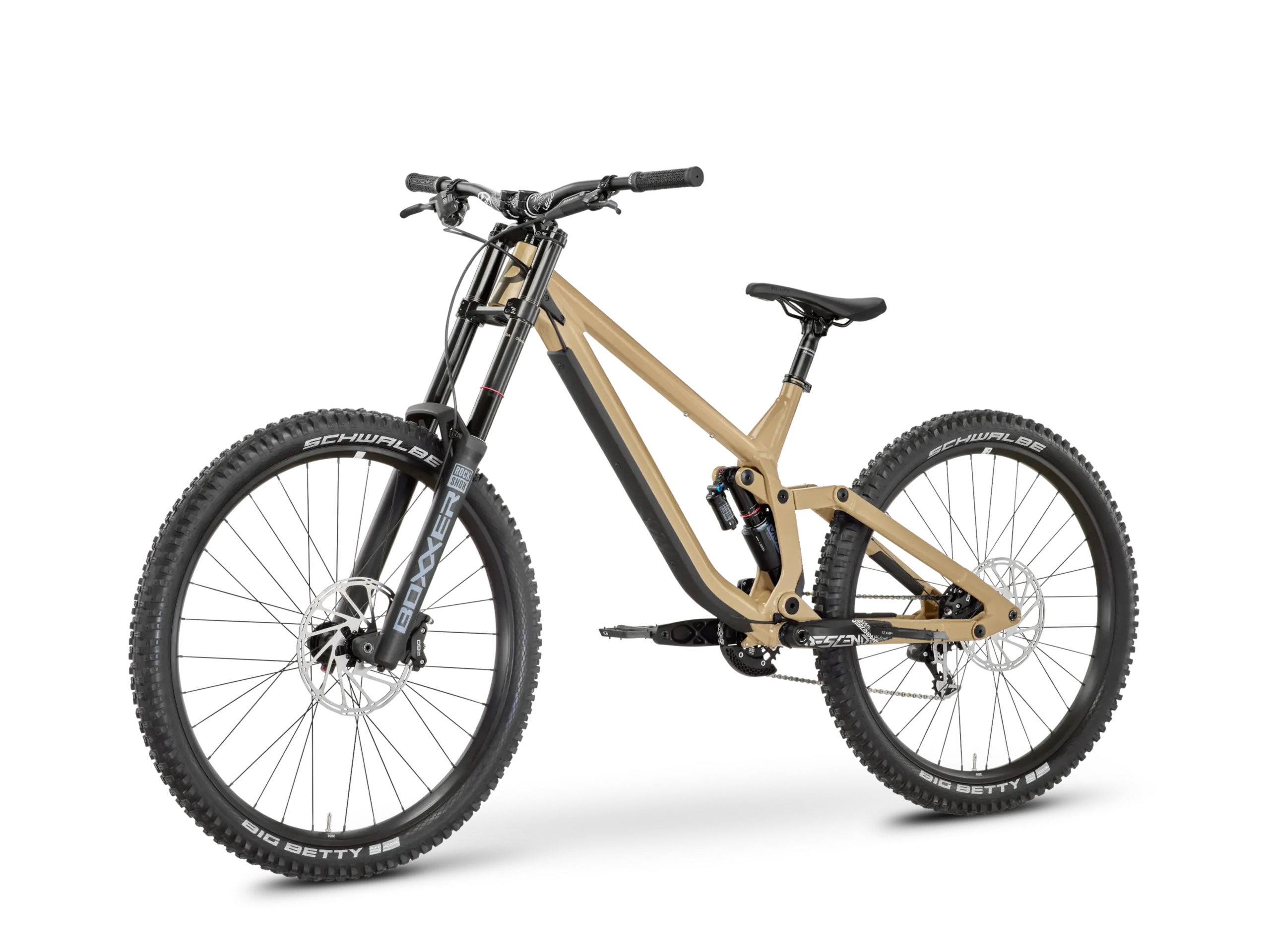 Ein sandfarbenes Rose Scrub DC 1 Downhill Mountainbike mit Mullet-Setup (29 Zoll vorne, 27.5 Zoll hinten) auf schwarzem Hintergrund.