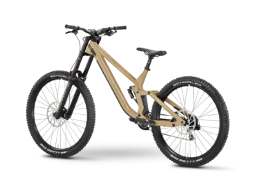 Ein sandfarbenes Rose Scrub DC 1 Downhill-Mountainbike im 3/4 Profil von links.