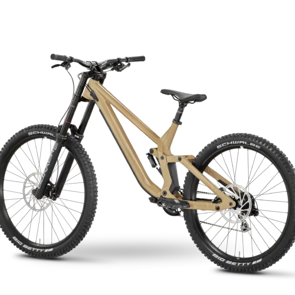 Ein sandfarbenes Rose Scrub DC 1 Downhill-Mountainbike im 3/4 Profil von links.