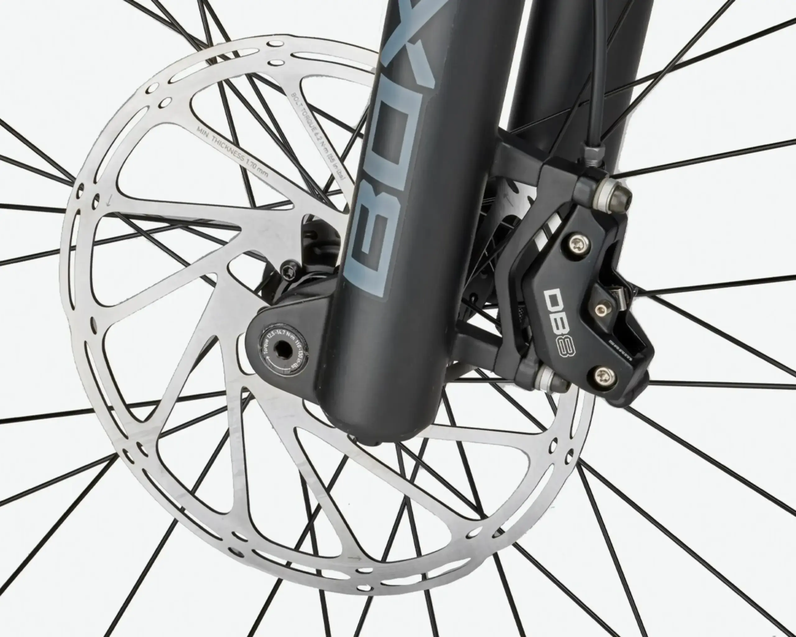 Detailaufnahme der hydraulischen Scheibenbremse und der RockShox BoXXer Federgabel eines Rose Scrub DC 1 Mountainbikes.