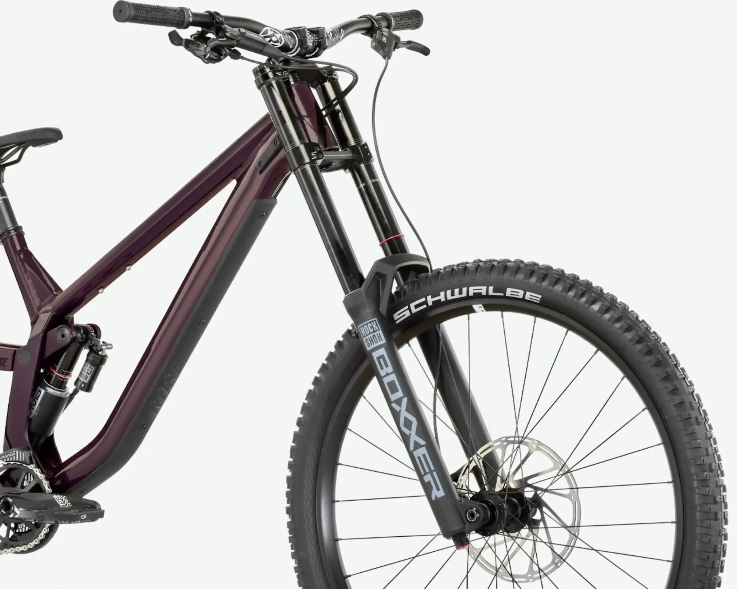 Detailaufnahme des vorderen Teils eines Rose Scrub DC 1 Downhill Mountainbikes, inklusive der RockShox BoXXer Gabel, des Lenkers und des Vorderrads mit Schwalbe Reifen.