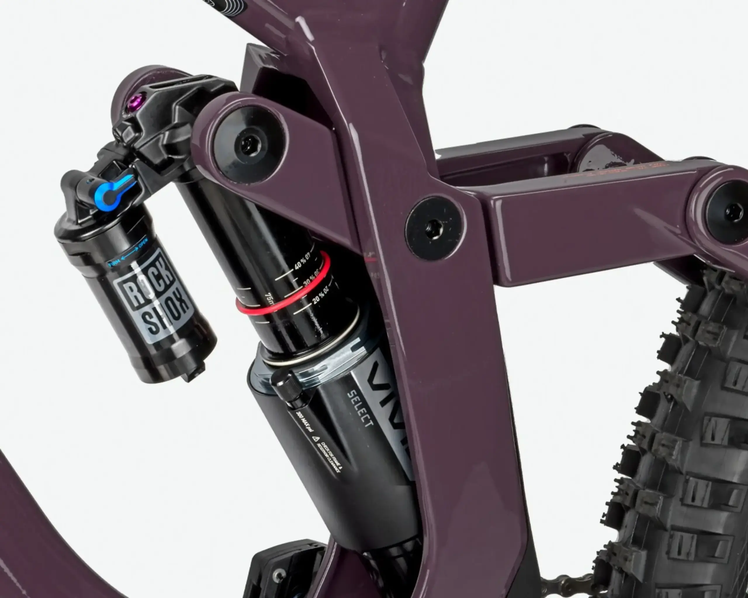 Nahaufnahme des Hinterbau-Dämpfers (RockShox Vivid Select) und des violetten Aluminium-Rahmens eines Rose Scrub DC 1 Mountainbikes.