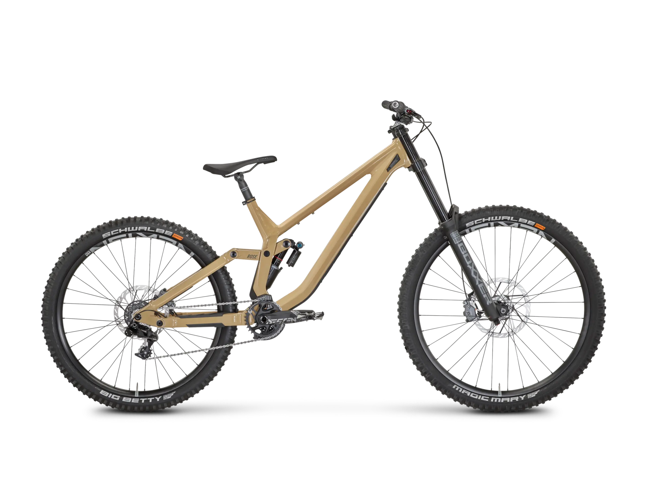 Komplettes ROSE Scrub DC 2 Downhill-Mountainbike in sandfarbenem Aluminiumrahmen, mit schwarzer Doppelbrückengabel, roten Akzenten am Dämpfer und schwarzen Laufrädern mit Schwalbe Reifen.