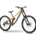 Das ROSE Scrub DC 2 Mountainbike in Beige mit Doppelbrückengabel und Mullet-Laufradgrößen.