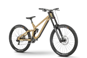 Das ROSE Scrub DC 2 Mountainbike in Beige mit Doppelbrückengabel und Mullet-Laufradgrößen.