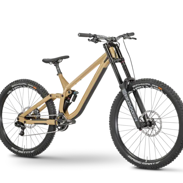 Das ROSE Scrub DC 2 Mountainbike in Beige mit Doppelbrückengabel und Mullet-Laufradgrößen.