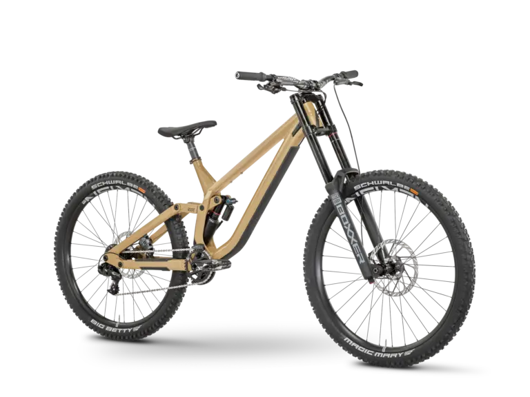 Das ROSE Scrub DC 2 Mountainbike in Beige mit Doppelbrückengabel und Mullet-Laufradgrößen.