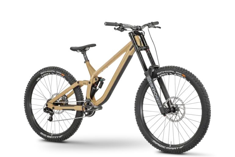 Das ROSE Scrub DC 2 Mountainbike in Beige mit Doppelbrückengabel und Mullet-Laufradgrößen.