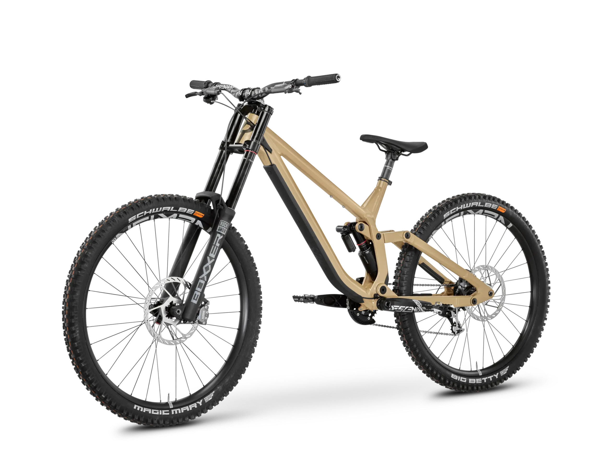Ein sandfarbenes Rose Scrub DC 2 Downhill-Mountainbike mit Doppelbrückengabel und Big Betty Reifen hinten.