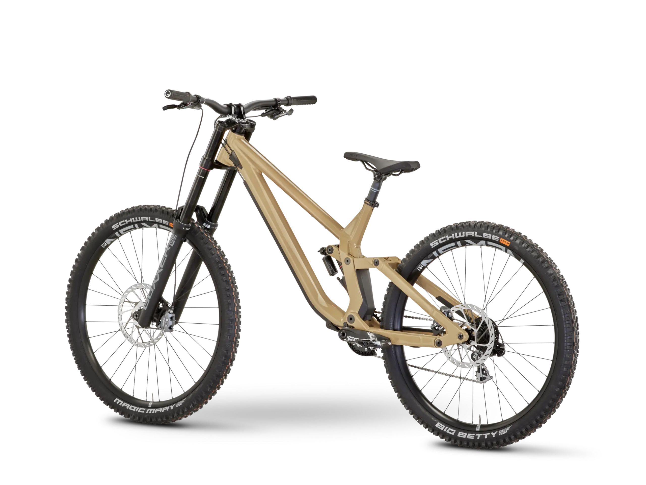 Freistehendes Sandfarbenes Rose Scrub DC 2 Mountainbike mit Doppelbrückengabel und Mullet-Setup (29 Zoll vorne, 27,5 Zoll hinten) auf schwarzem Hintergrund.