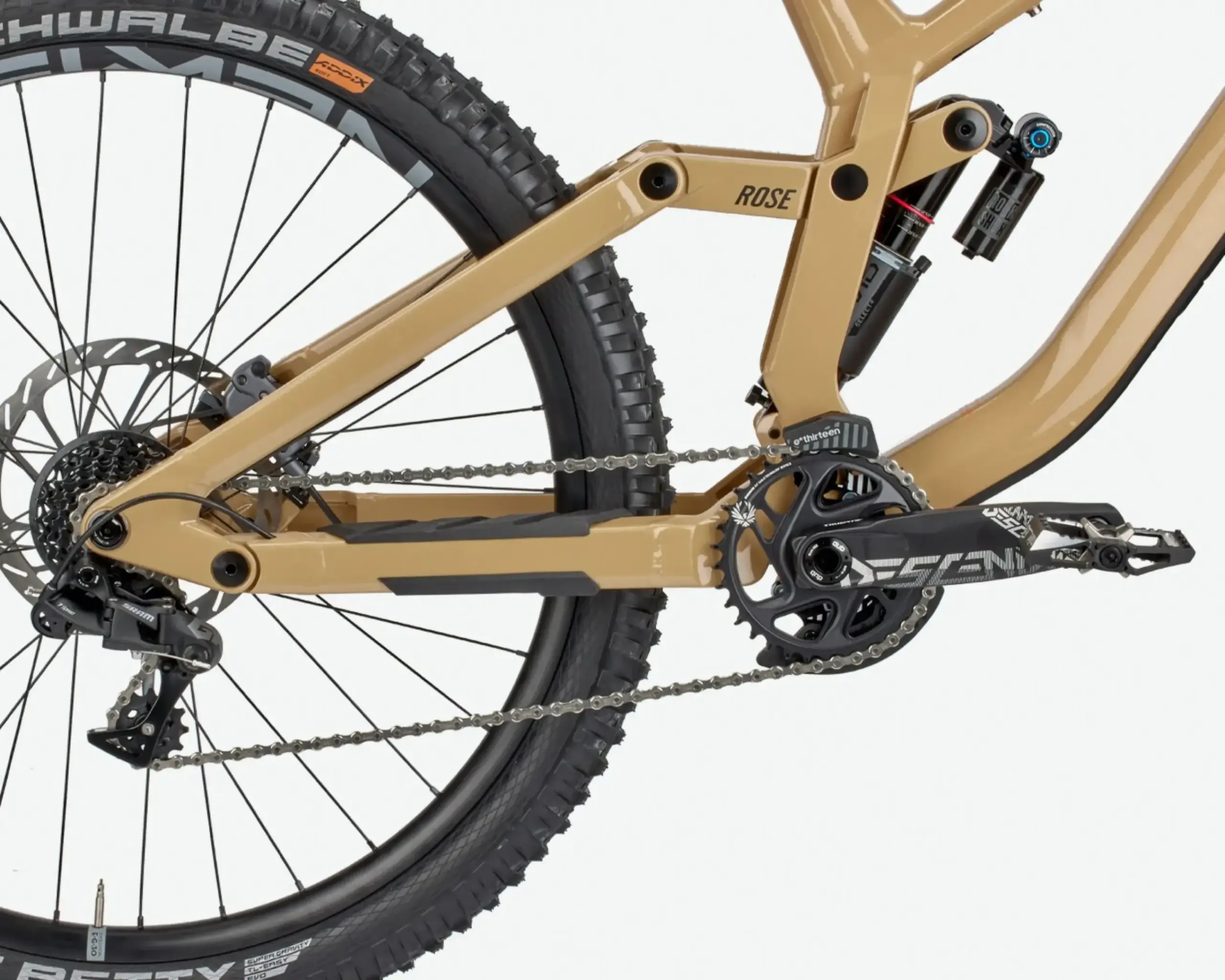 Detailansicht des Rose Scrub DC 2 Mountainbikes, Fokus auf Hinterradaufhängung, Kette und Ritzel.