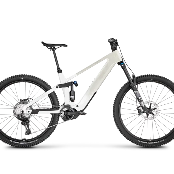 Modernes weißes E-Enduro Mountainbike mit vollgefedertem Carbonrahmen, Bosch Performance Line CX Motor und Fox Fahrwerk.