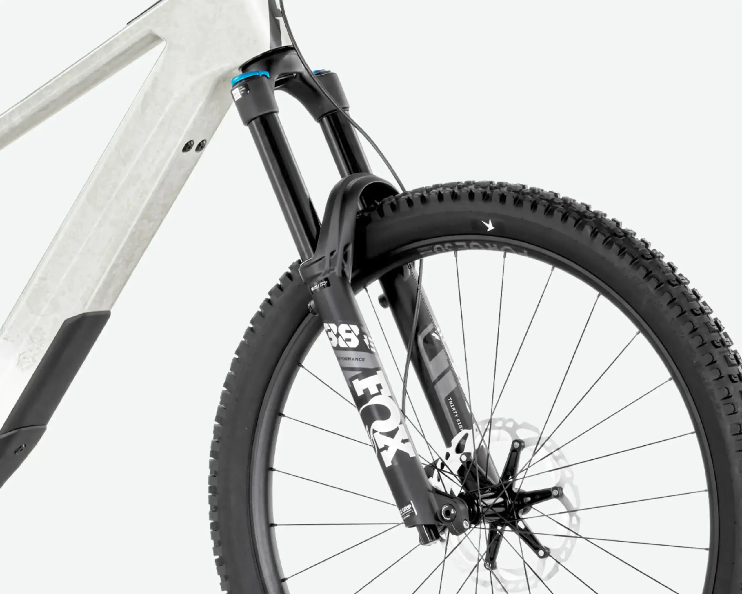Nahaufnahme des Vorderrads und der Federgabel eines E-Enduro Mountainbikes, mit Fokus auf die Fox 38 Gabel und den Rahmen.