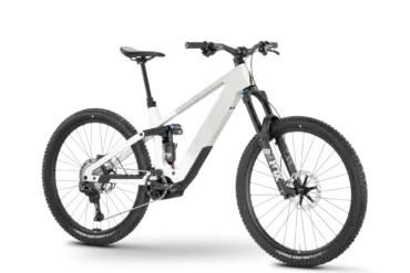 Das Rose Slab Plus XT E-MTB mit Carbonrahmen, Fox-Federung und Schwalbe-Reifen.