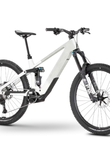 Das Rose Slab Plus XT E-MTB mit Carbonrahmen, Fox-Federung und Schwalbe-Reifen.