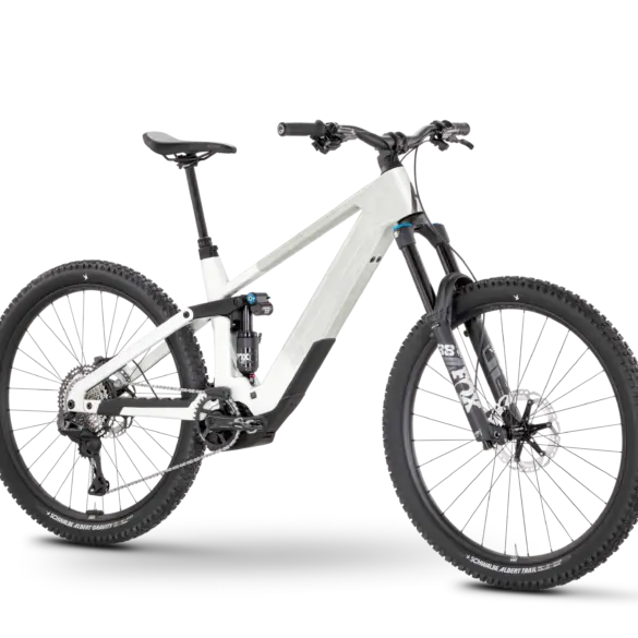 Das Rose Slab Plus XT E-MTB mit Carbonrahmen, Fox-Federung und Schwalbe-Reifen.