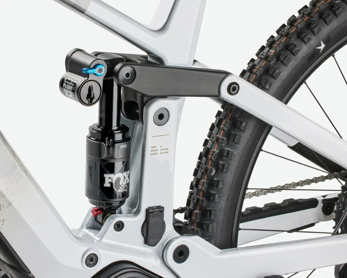 Detailansicht des Hinterbaus eines Rose Slab Plus XT Mountainbikes mit Fokus auf den Fox Float X2 Dämpfer und das Hinterrad.
