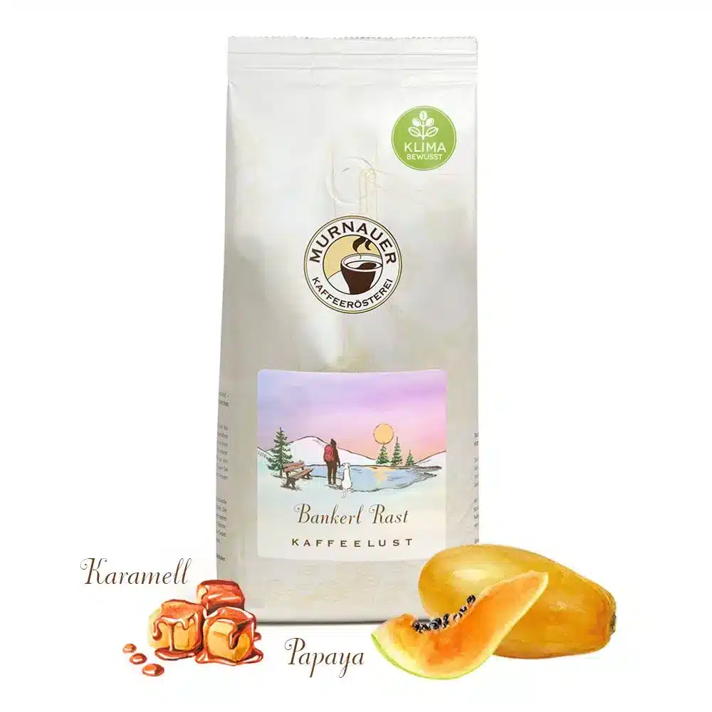 Packung Bankerl Rast Kaffee von Murnauer Kaffeerösterei mit Illustration, neben Karamell und Papaya.