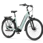 Hellgrünes Batavus Altura PT Pro Exclusive E-Bike mit tiefem Einstieg und Gepäckträger, von vorne seitlich fotografiert.