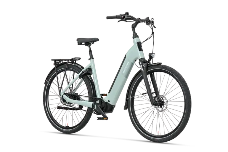 Hellgrünes Batavus Altura PT Pro Exclusive E-Bike mit tiefem Einstieg und Gepäckträger, von vorne seitlich fotografiert.