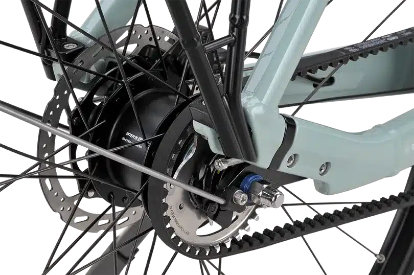 Nahaufnahme des Hinterrads eines E-Bikes, Fokus auf den Gates Carbon Drive Riemen und die Shimano Nexus Nabenschaltung mit integriertem Motor.
