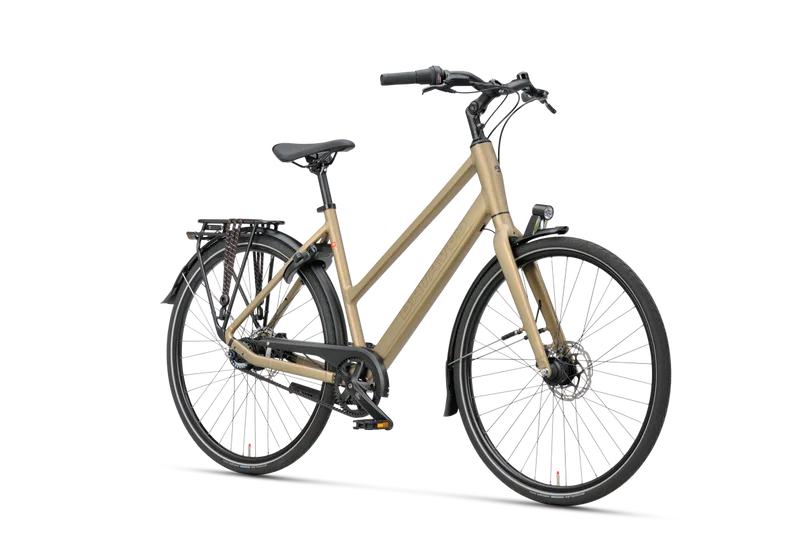 Goldfarbenes Batavus Senz Active Exclusive City-Bike von vorne links gesehen, mit Gepäckträger und vollständiger Ausstattung.
