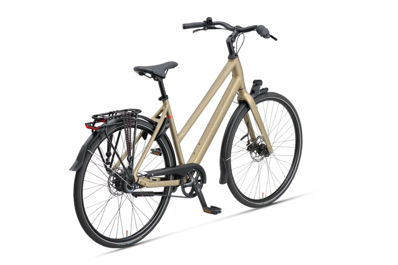 Seitenansicht eines goldfarbenen Batavus Senz Active Exclusive Citybikes mit Gepäckträger und Riemenantrieb