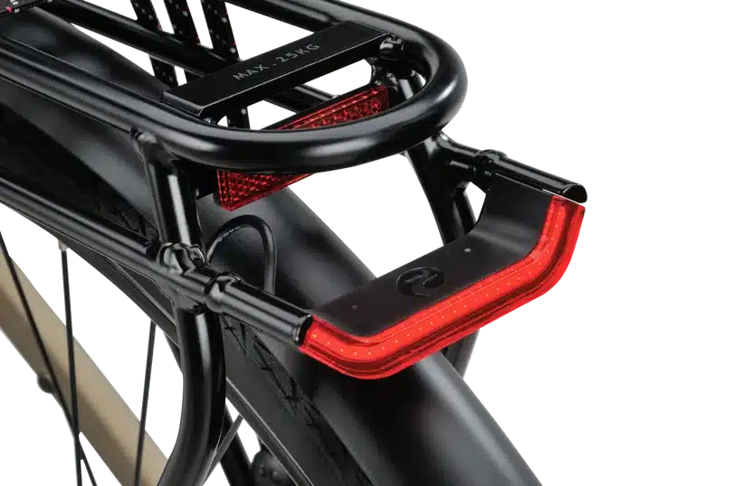 Nahaufnahme des integrierten roten LED-Rücklichts mit Gepäckträger am schwarzen Batavus Senz Active Exclusive Fahrrad.