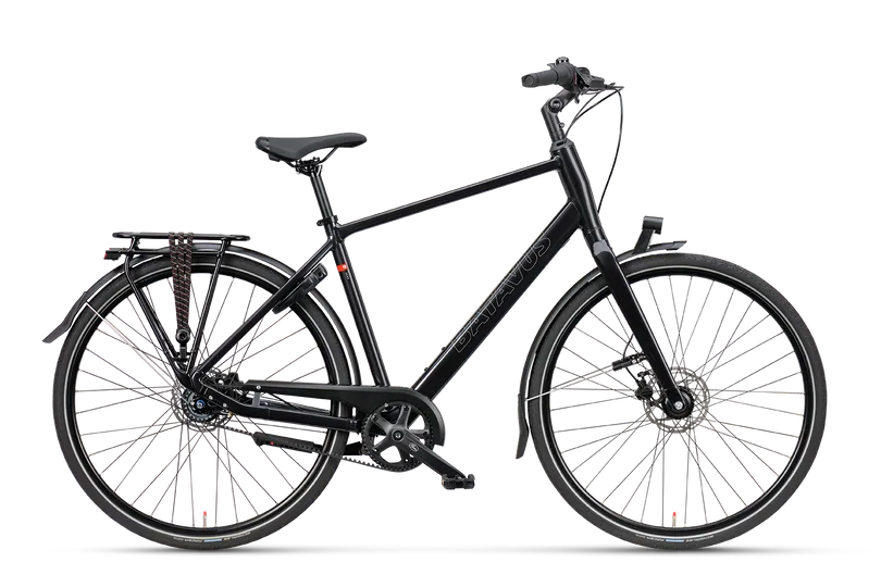 Mattschwarzes Batavus Senz Active Exclusive Fahrrad mit Gepäckträger, Riemenantrieb und Scheibenbremsen, im Profil dargestellt.