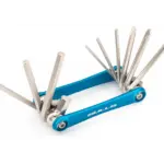 Ein blaues BULLS Multitool ausgeklappt mit verschiedenen Innensechskant-, Schlitz-, Kreuzschlitz- und Torx-Schlüsseln.