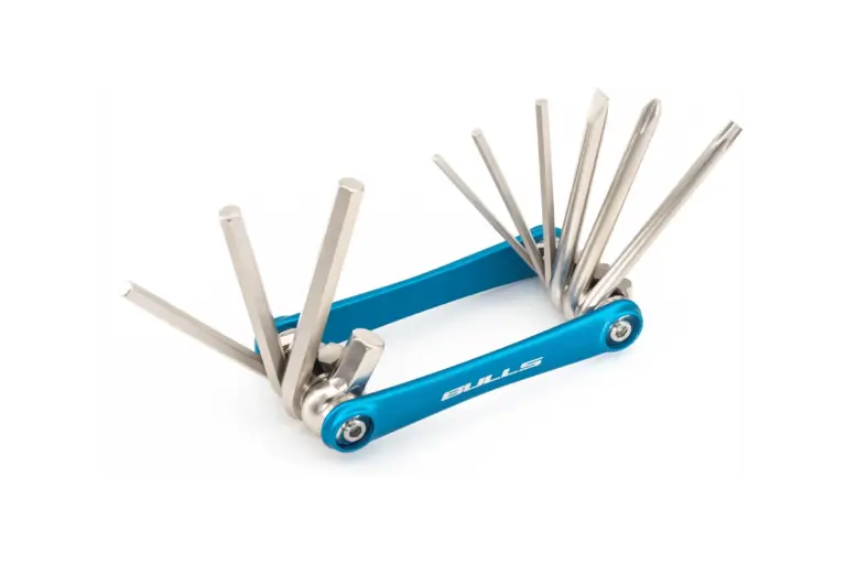 Ein blaues BULLS Multitool ausgeklappt mit verschiedenen Innensechskant-, Schlitz-, Kreuzschlitz- und Torx-Schlüsseln.
