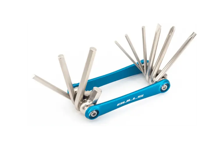 Ein blaues BULLS Multitool ausgeklappt mit verschiedenen Innensechskant-, Schlitz-, Kreuzschlitz- und Torx-Schlüsseln.