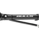 Nahaufnahme einer schwarzen Bulls Caliber Shock Pump M Minipumpe mit einem Manometer, das bar und psi anzeigt.