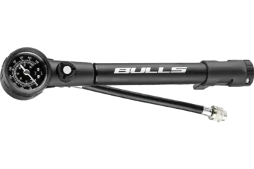 Nahaufnahme einer schwarzen Bulls Caliber Shock Pump M Minipumpe mit einem Manometer, das bar und psi anzeigt.