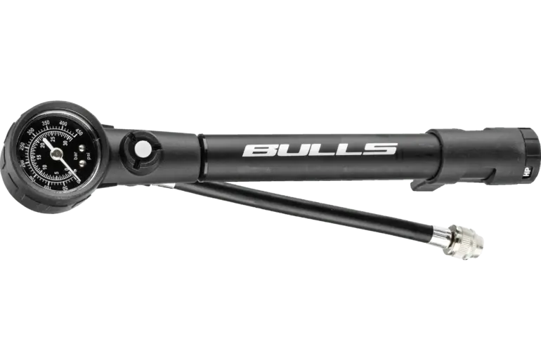 Nahaufnahme einer schwarzen Bulls Caliber Shock Pump M Minipumpe mit einem Manometer, das bar und psi anzeigt.