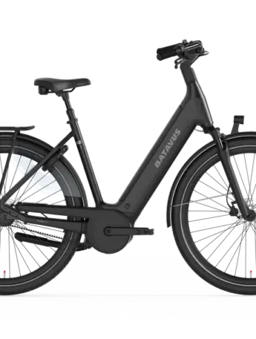 Schwarzes Batavus Finez PT Pro Exclusive Komfort-E-Bike im Seitenprofil, mit Fokus auf den integrierten Akku und den Gepäckträger.
