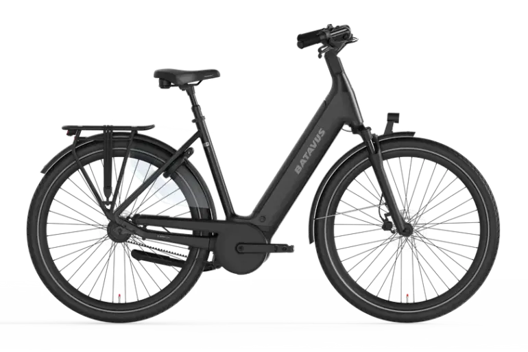Schwarzes Batavus Finez PT Pro Exclusive Komfort-E-Bike im Seitenprofil, mit Fokus auf den integrierten Akku und den Gepäckträger.