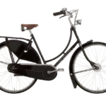 Seitliche Ansicht eines schwarzen Gazelle Tour Populair C7 Fahrrads mit braunem Ledersattel und Gepäckträger.